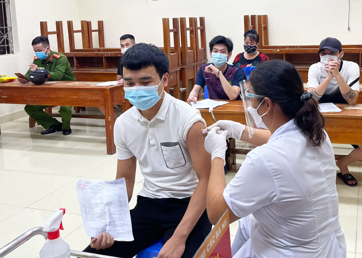 Hà Đông: Hình ảnh sinh động trong những ngày xét nghiệm diện rộng và tiêm vaccine phòng Covid-19