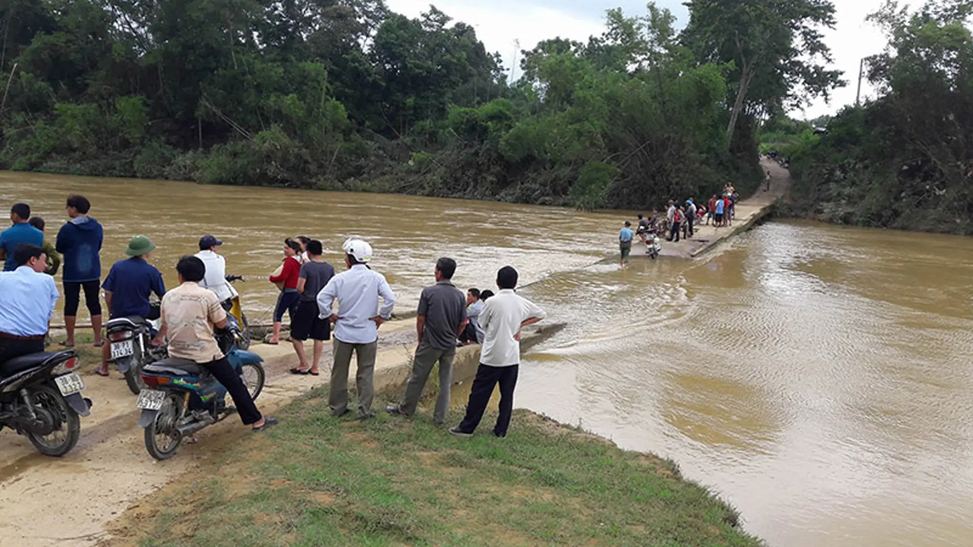 Đi xe máy qua cầu giữa đêm mưa, hai người đàn ông bị nước cuốn trôi