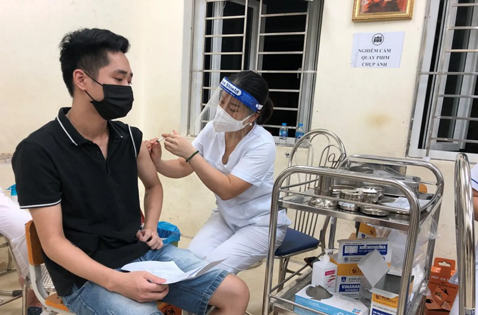 [Ảnh] "Chong đèn" tiêm vaccine phòng Covid-19 cho người dân quận Hoàng Mai