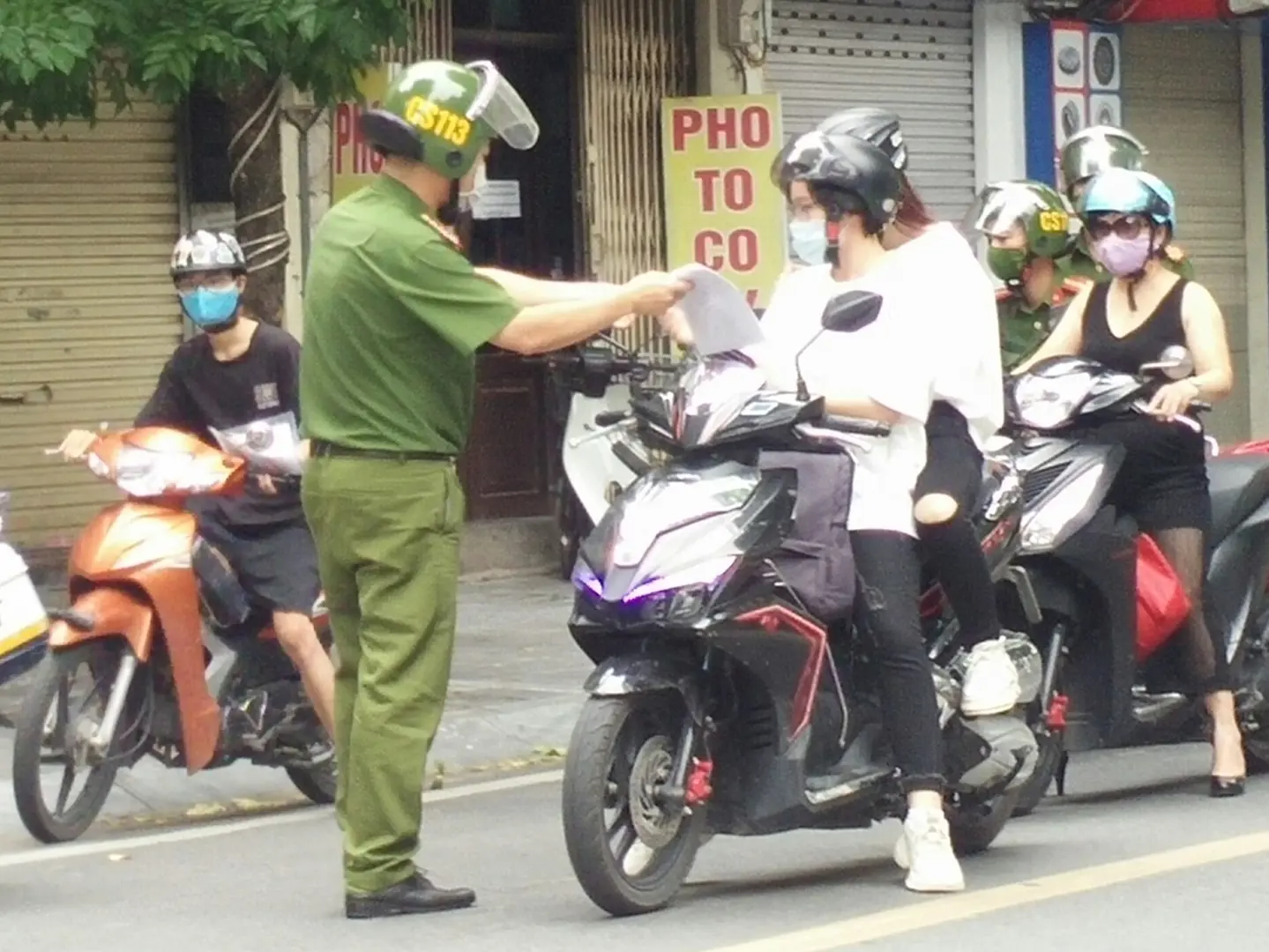 Hà Nội: Chốt kiểm soát yêu cầu hơn 2.800 lượt phương tiện quay đầu, xử phạt 900 trường hợp vi phạm