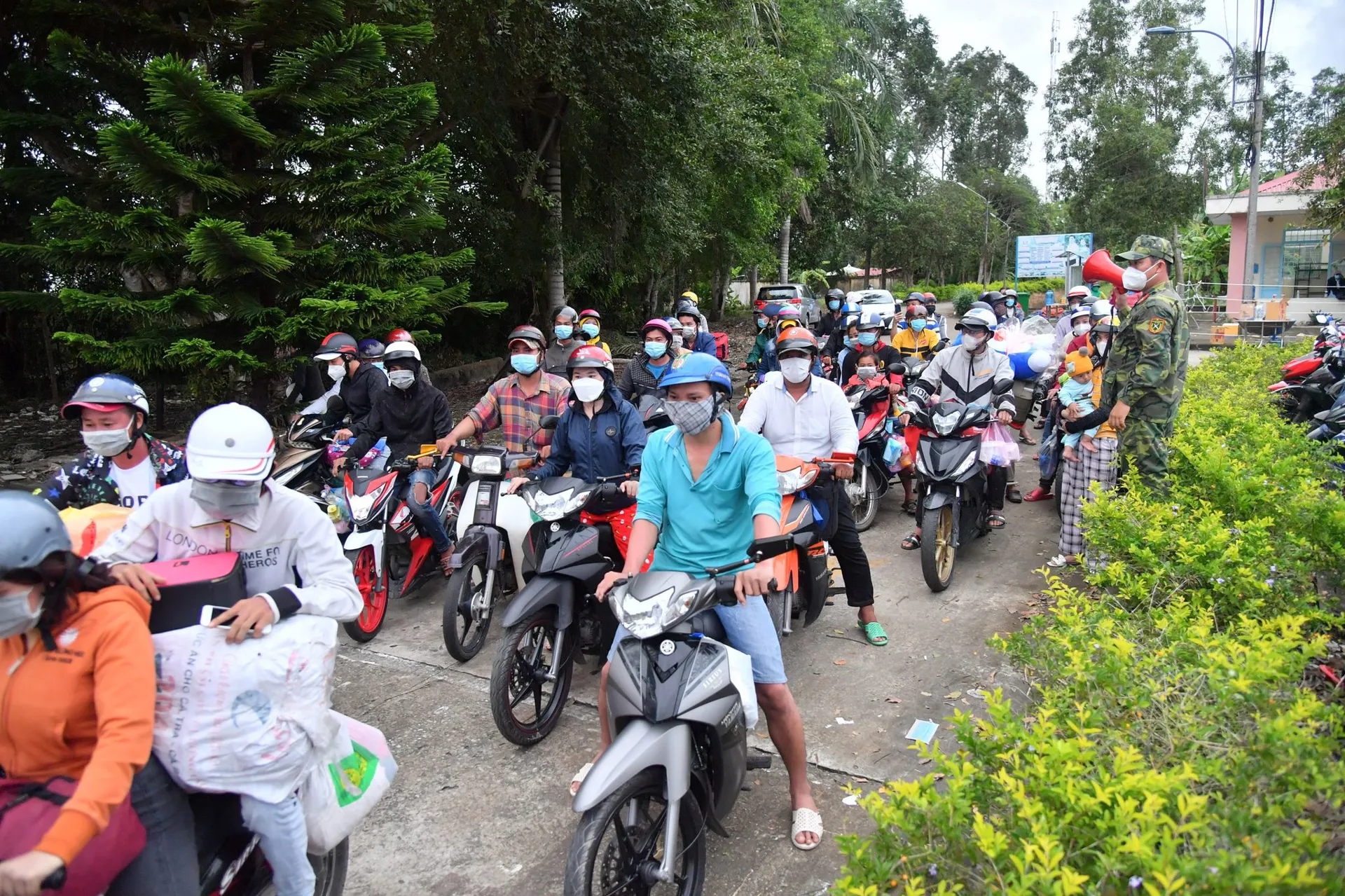 Tiếp nhận người dân miền Tây hồi hương: Trách nhiệm và nghĩa tình
