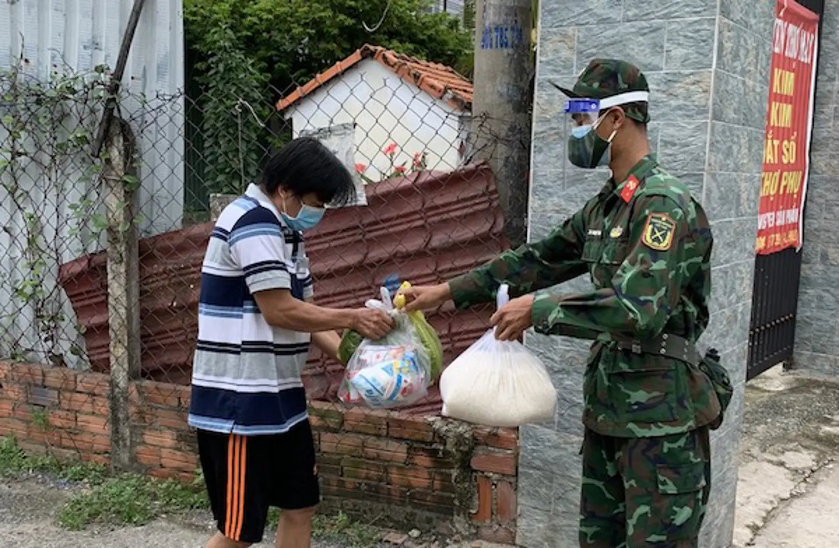 TP Hồ Chí Minh: Kéo dài thời gian chi tiền hỗ trợ đợt 3 cho người dân gặp khó khăn