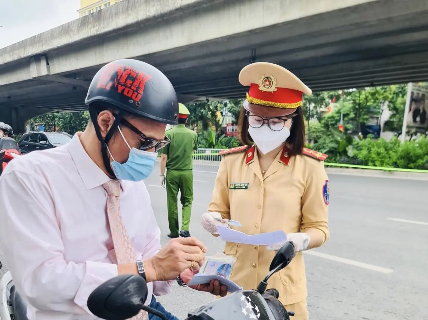 Quận Thanh Xuân: Những “bông hồng thép” tại các chốt kiểm soát người ra đường dịp 2/9