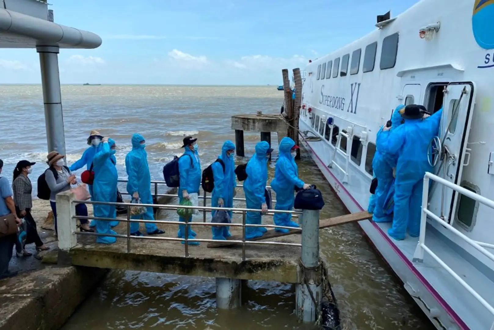 Kiên Giang đưa gần 200 giáo viên, học sinh, người dân trở lại các xã đảo