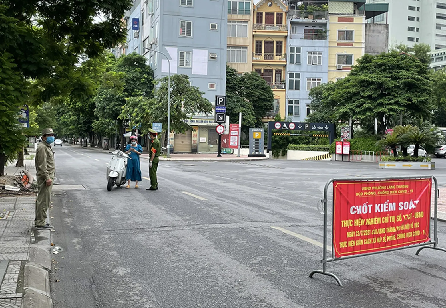 Thường trực Thành ủy Hà Nội yêu cầu kiểm tra, giám sát chặt chẽ việc cấp giấy đi đường