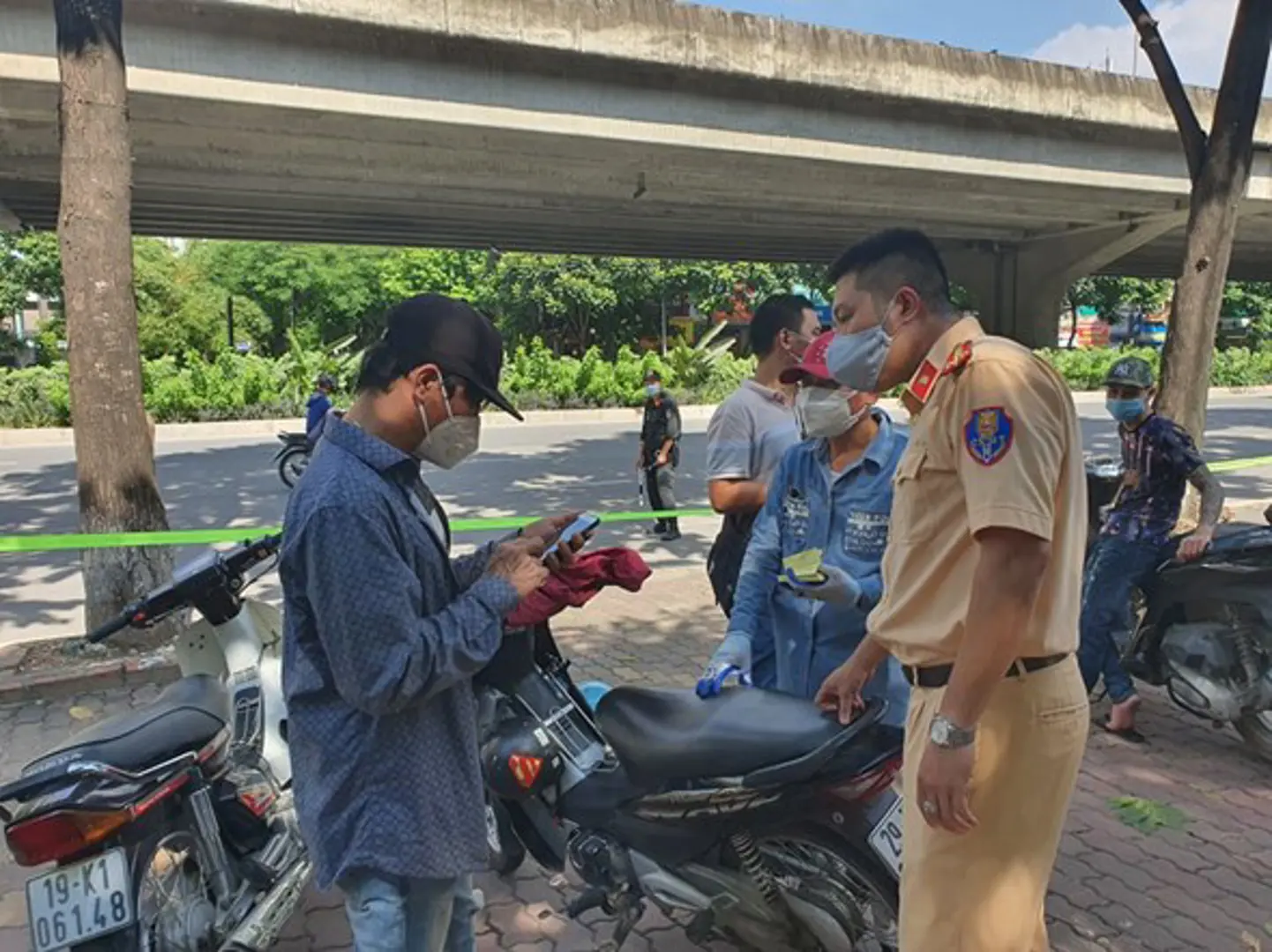 Hà Nội: Không chấp hành đo nồng độ cồn người đàn ông bị phạt gần 10 triệu đồng