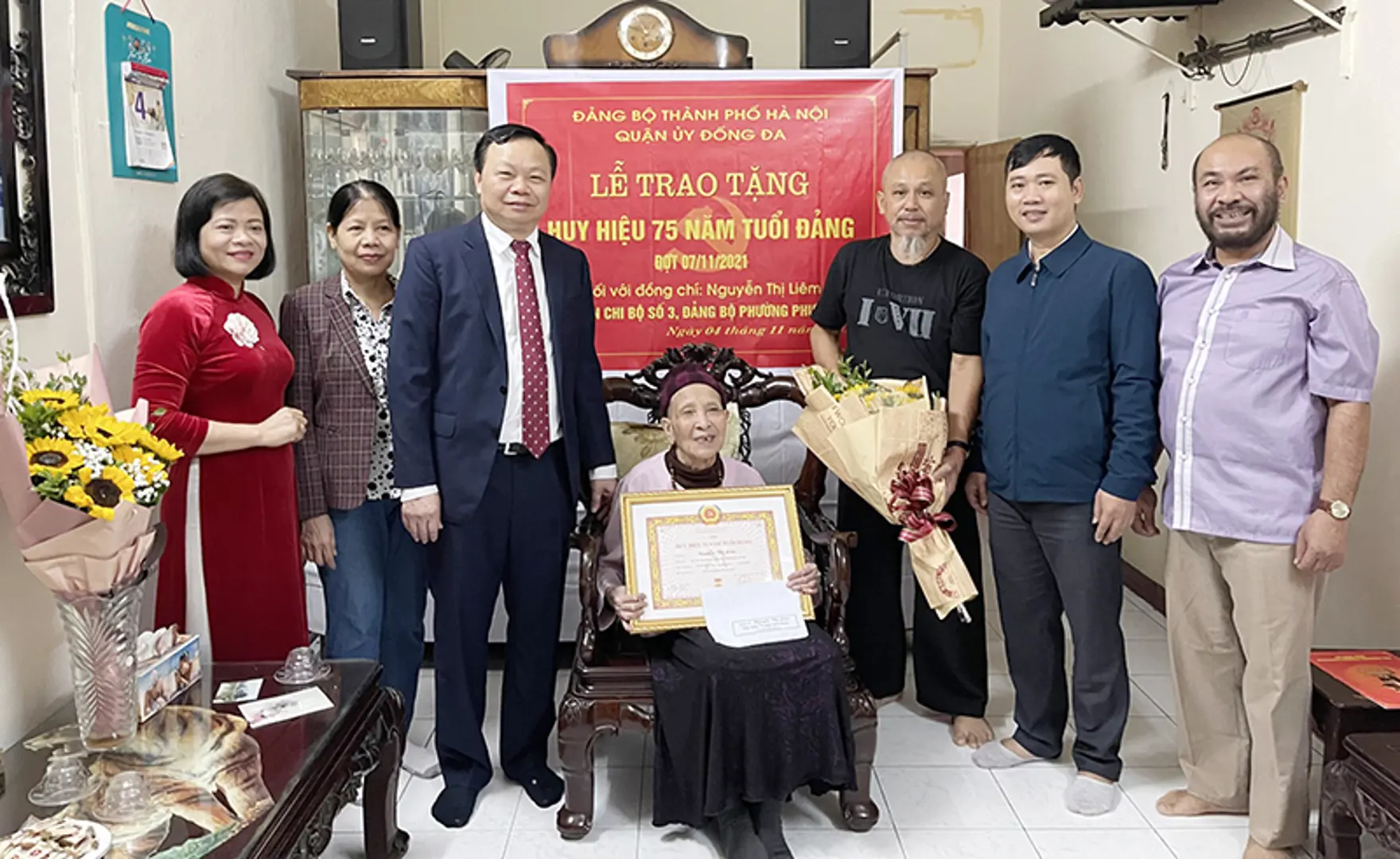 Lãnh đạo Đống Đa đến nhà trao Huy hiệu Đảng cho các đảng viên lão thành