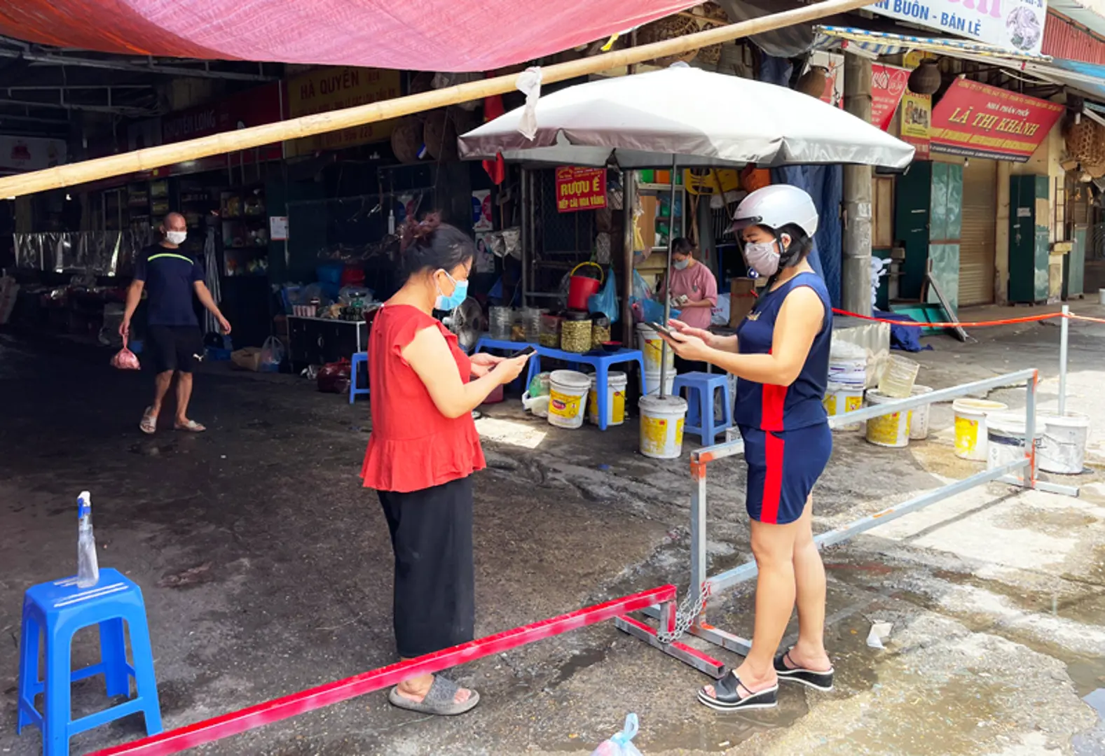 Chợ Hà Đông mở cửa hoạt động trở lại