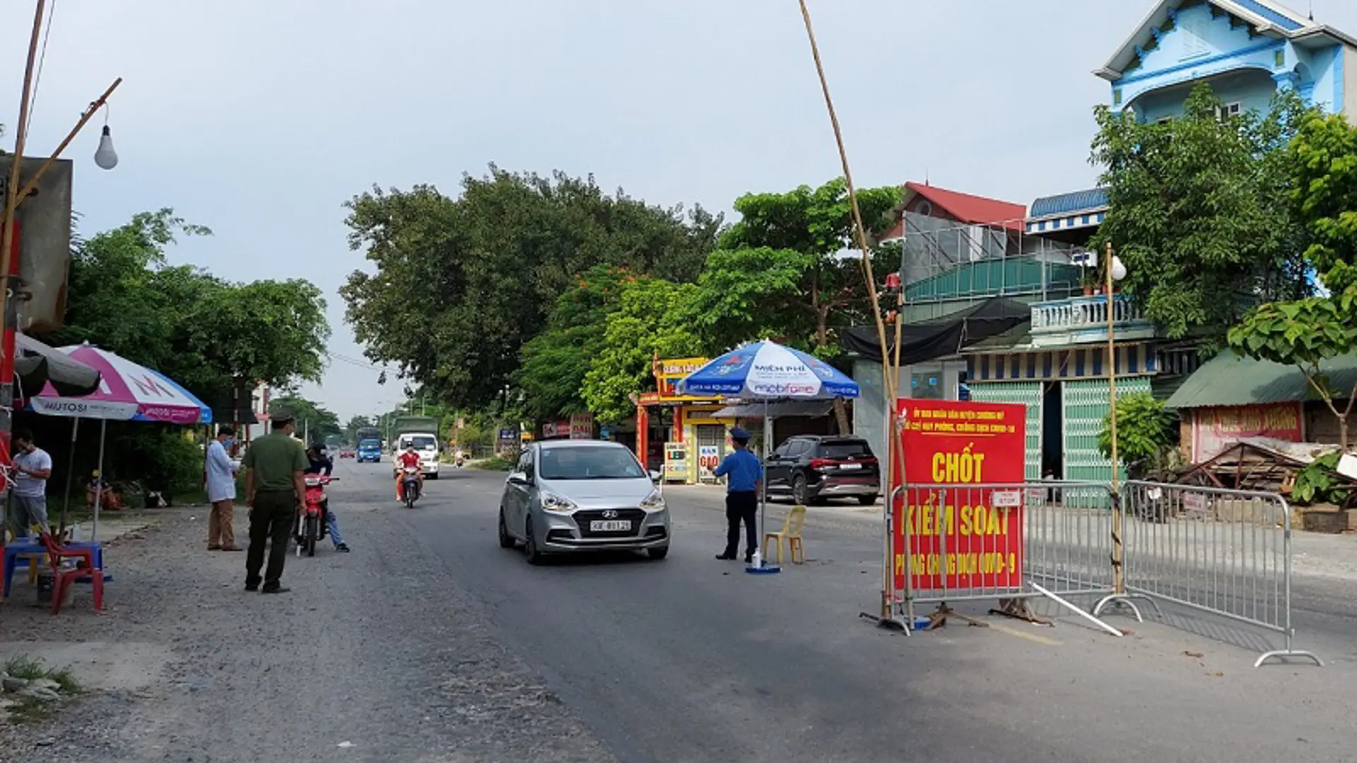 Huyện Chương Mỹ: Ngày đầu đợt giãn cách tiếp theo, đường quê vắng vẻ, Quốc lộ 6 lưu lượng phương tiện đông