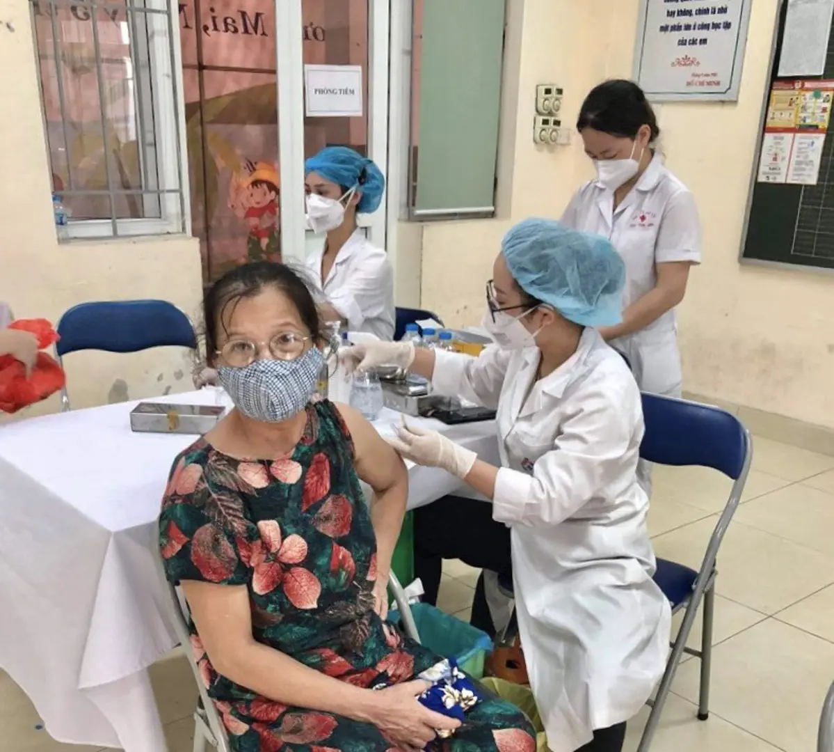 Người cao tuổi quận Thanh Xuân thấy yên tâm hơn khi được tiêm vaccine phòng Covid-19