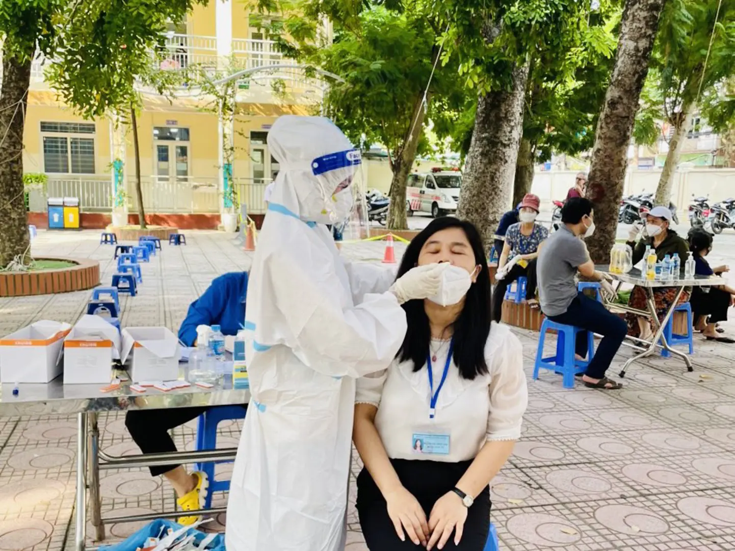 Đoàn cán bộ y tế tỉnh Tuyên Quang hỗ trợ “vùng đỏ” Thanh Xuân tiêm vaccine và lấy mẫu xét nghiệm