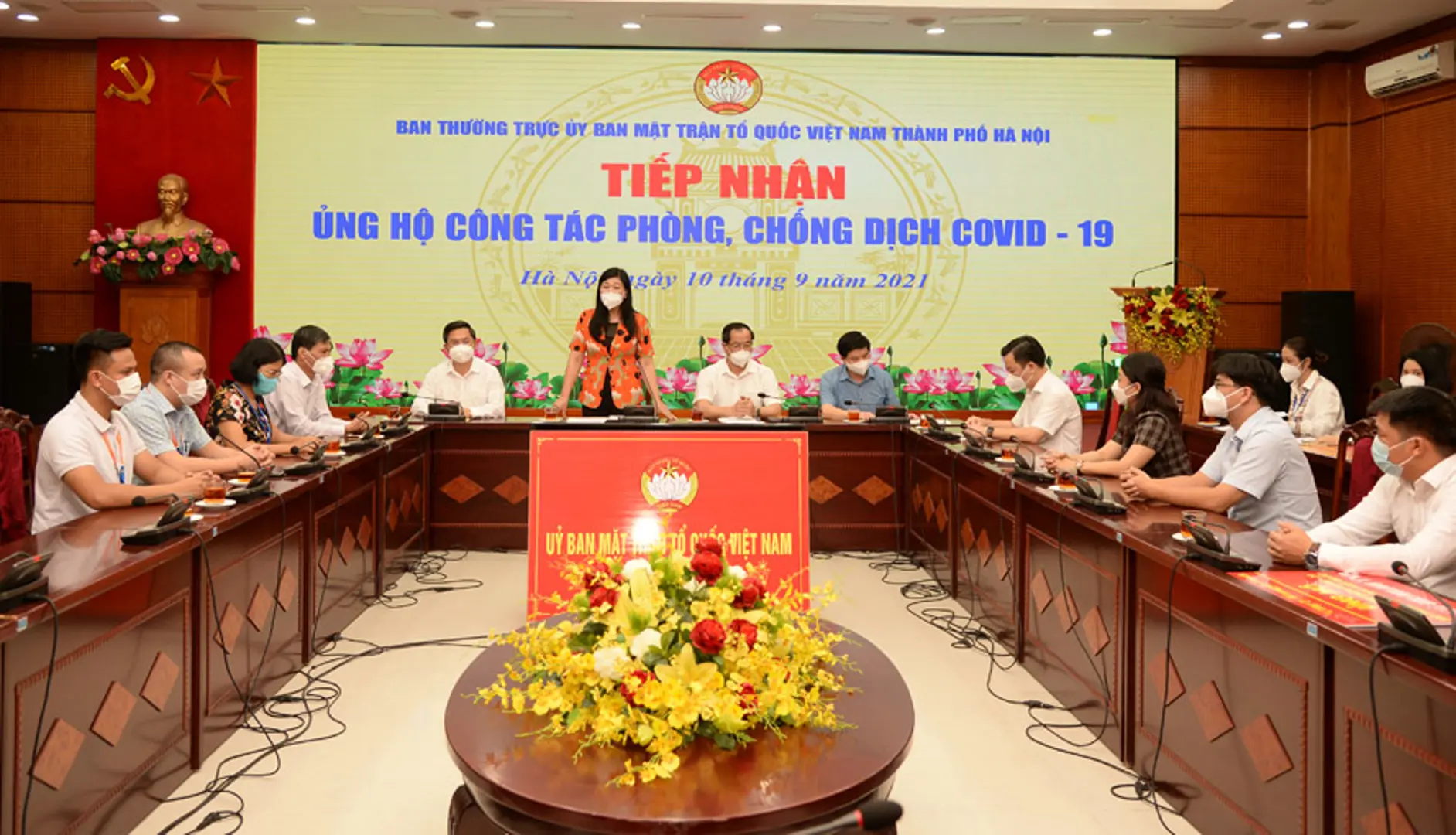 Hà Nội tiếp nhận nhu yếu phẩm của 3 đơn vị ủng hộ phòng chống dịch Covid-19