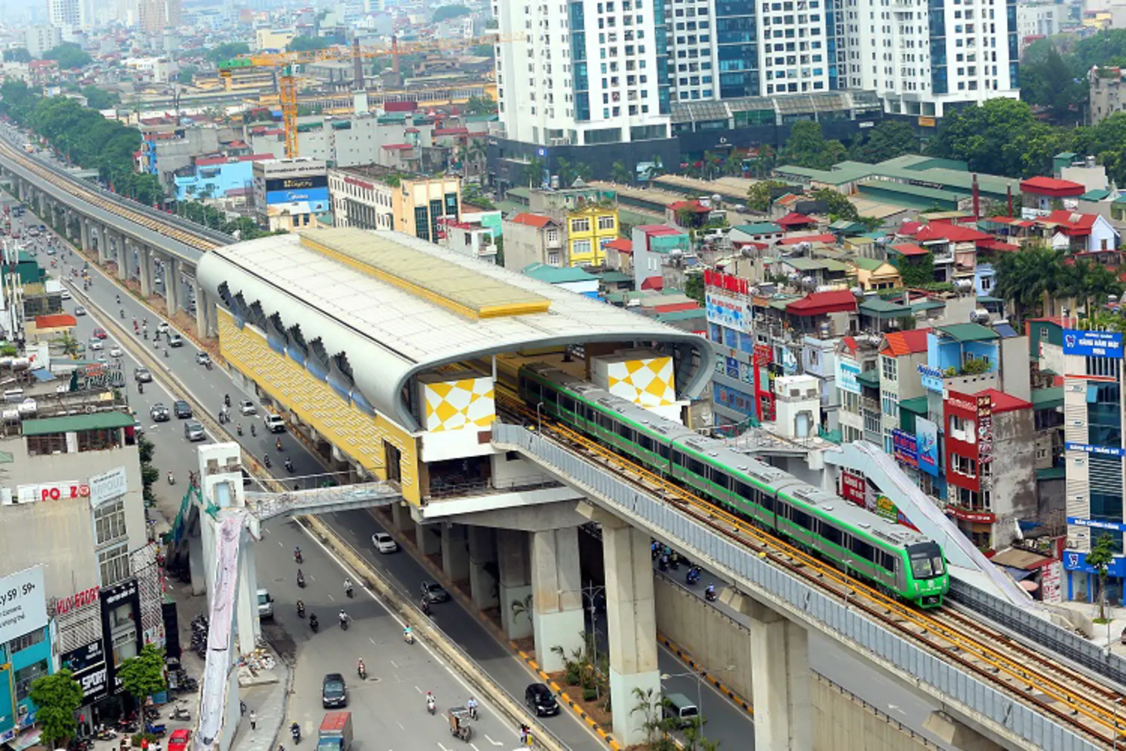 Sáng đầu tuần, tàu Cát Linh - Hà Đông nhộn nhịp khách mua vé tháng