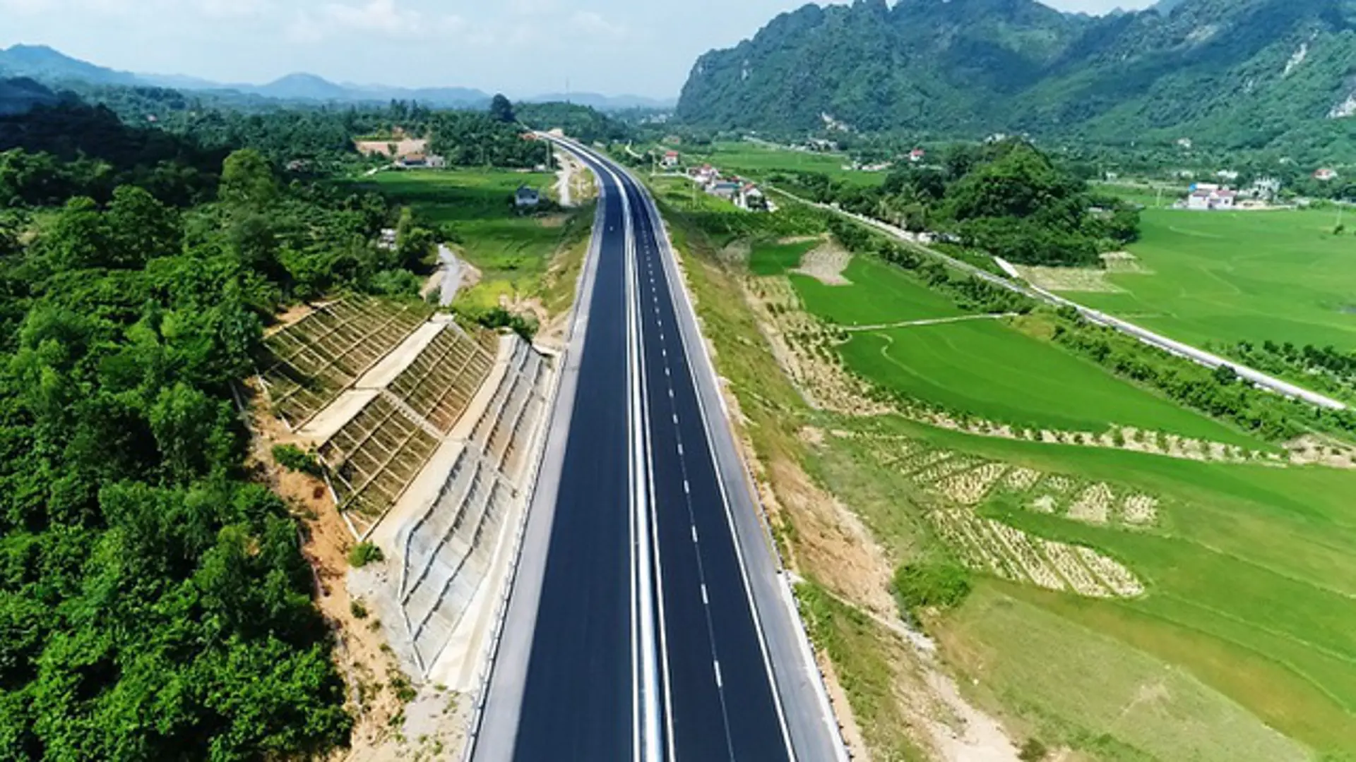 Bàn giao toàn bộ mặt bằng các dự án thành phần cao tốc Bắc - Nam phía Đông chậm nhất ngày 30/10