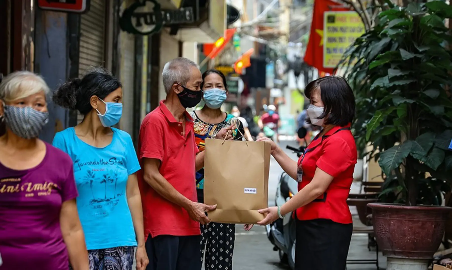 Quận Hoàn Kiếm: Chăm lo, ổn định đời sống, giúp người dân phường Hàng Buồm vượt qua đại dịch