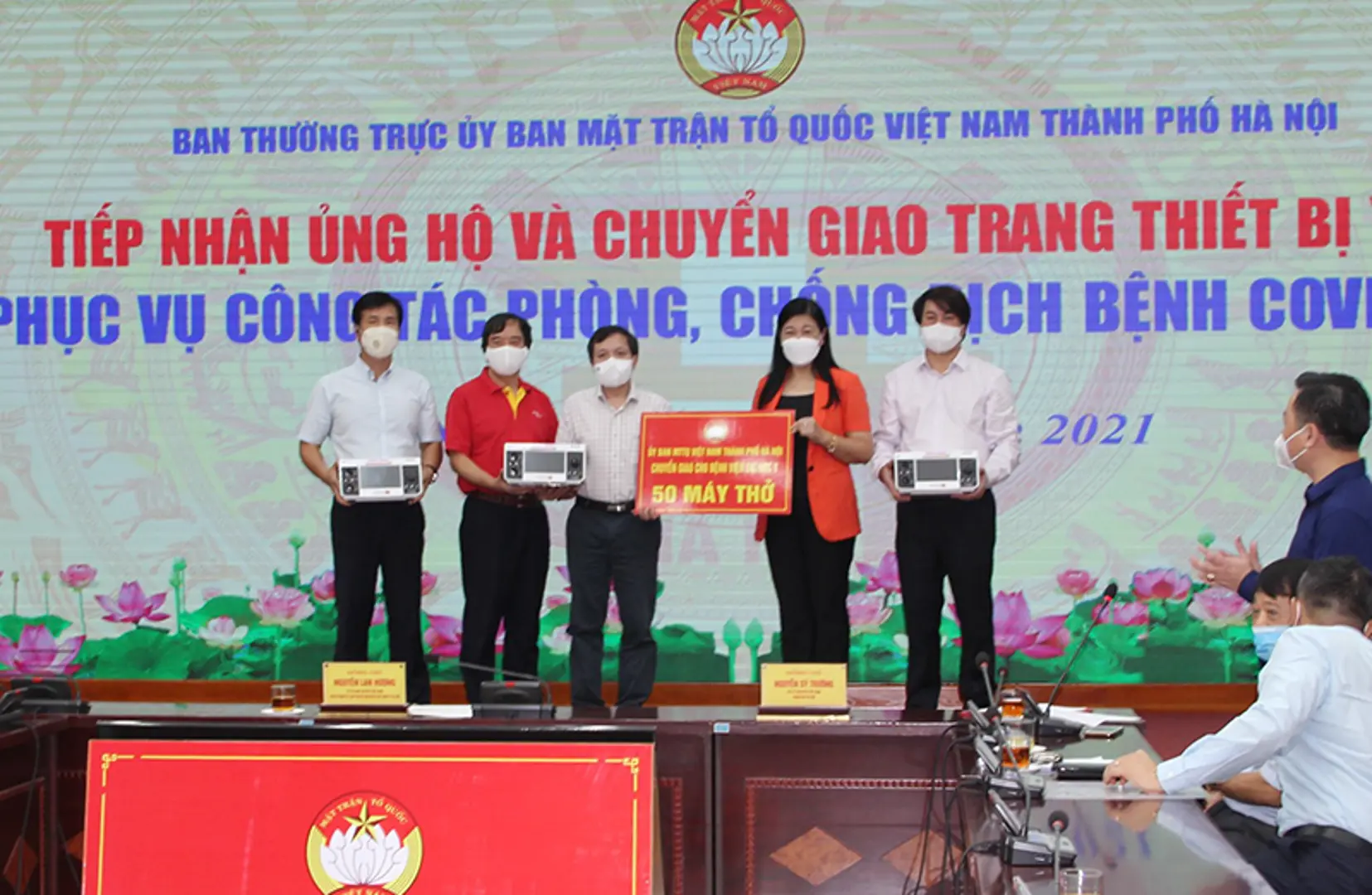 MTTQ Việt Nam TP Hà Nội chuyển giao 50 máy thở cho Bệnh viện Đại học Y Hà Nội