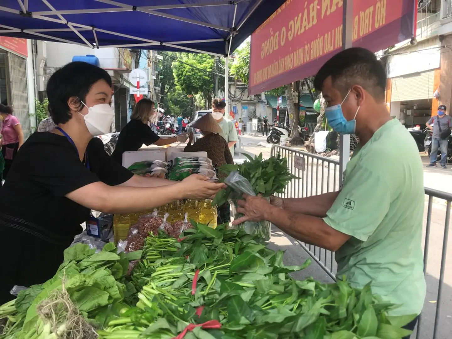 Phường Phúc Xá tặng 1.200 suất quà “Gian hàng 0 đồng” ấm lòng bà con lao động