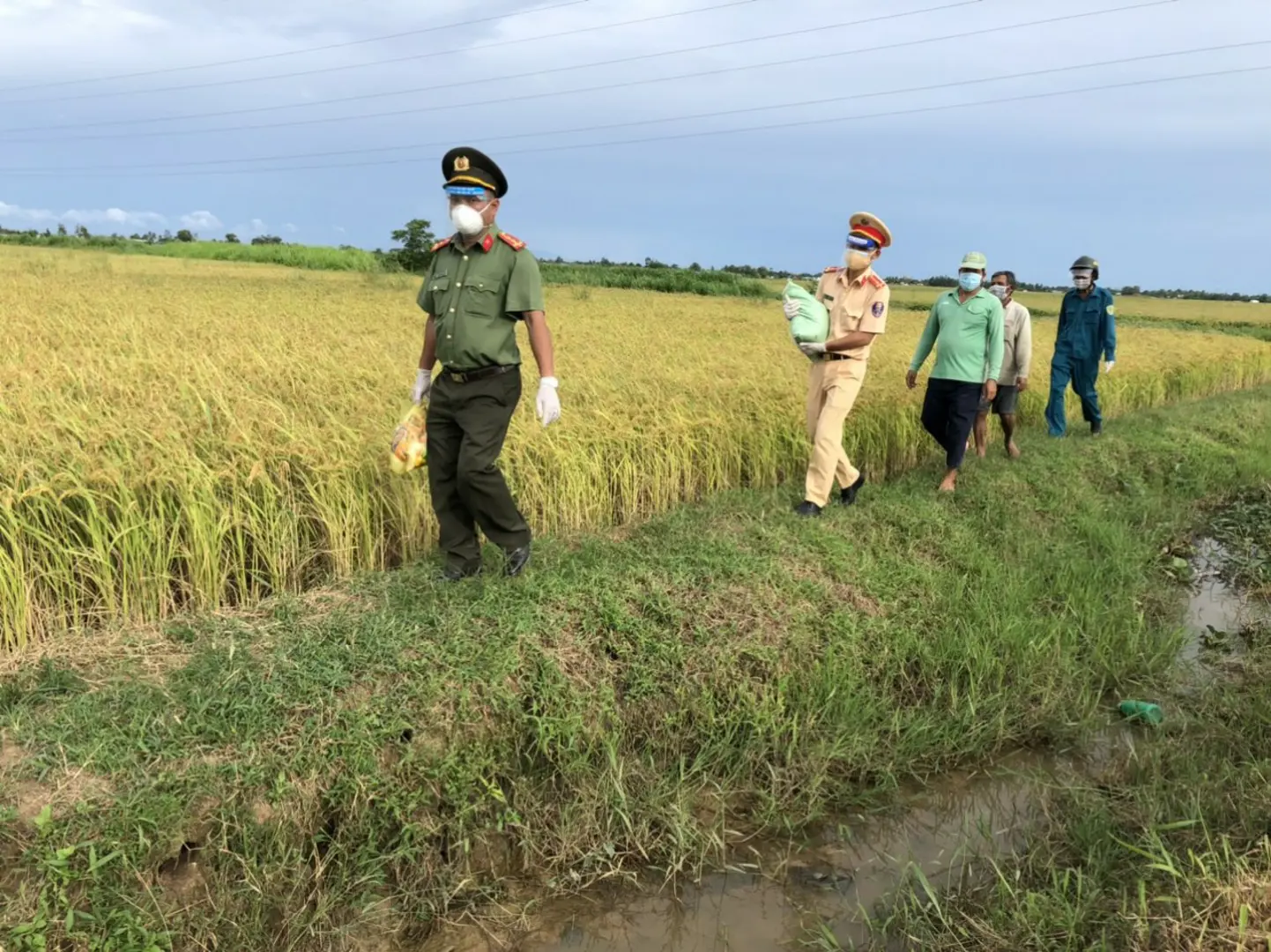 Những món quà ấm tình quân dân giữa đại dịch ở Đồng bằng Sông Cửu Long