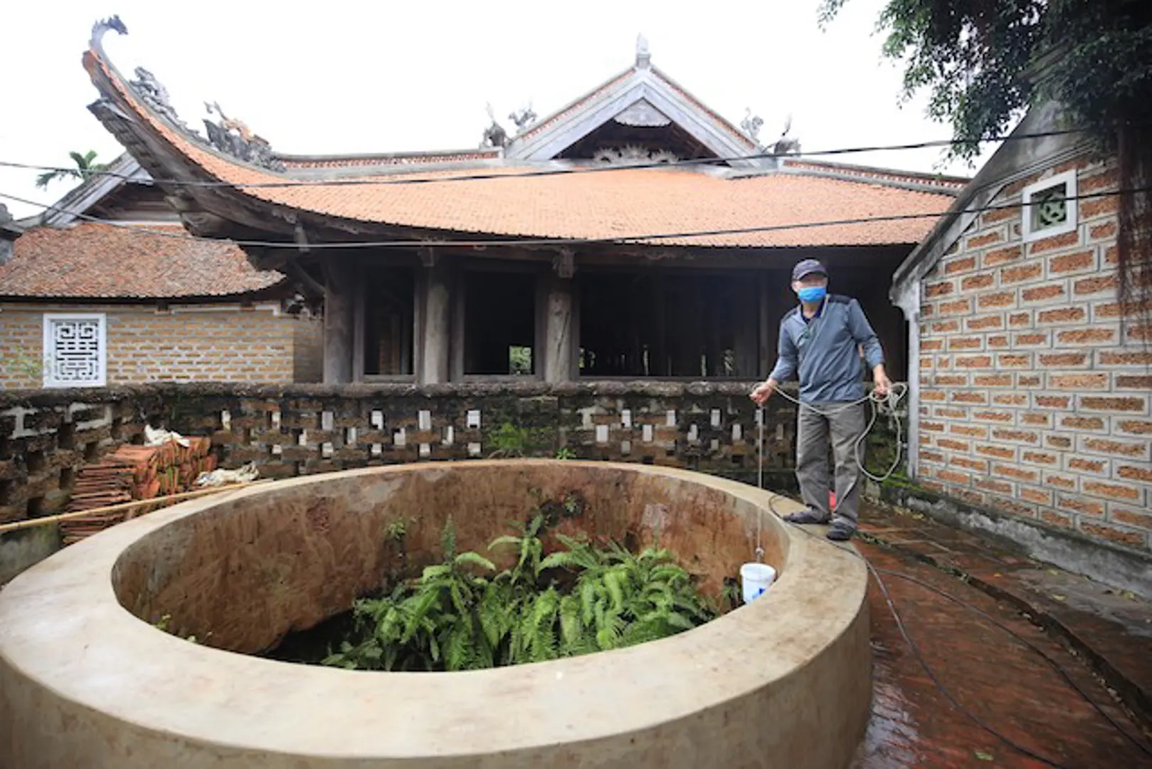 Đoàn quay phim Tết khắc phục hành động làm mất vẻ rêu phong của giếng cổ tại di tích Đường Lâm