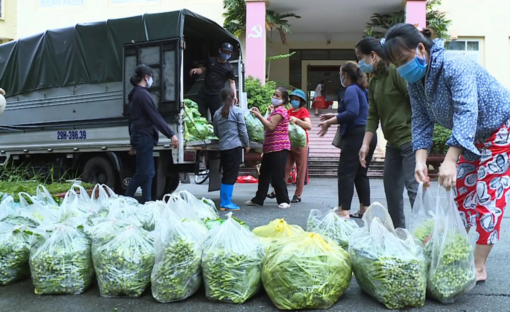 Hà Đông: Hội Phụ nữ hỗ trợ tiêu thụ 2,2 tấn rau cho nông dân phường Đồng Mai