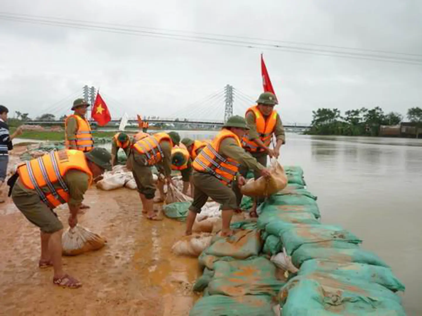 Hoàn lưu bão số 7 kết hợp không khí lạnh tăng cường, cảnh báo nguy cơ lũ, sạt lở đất, ngập úng