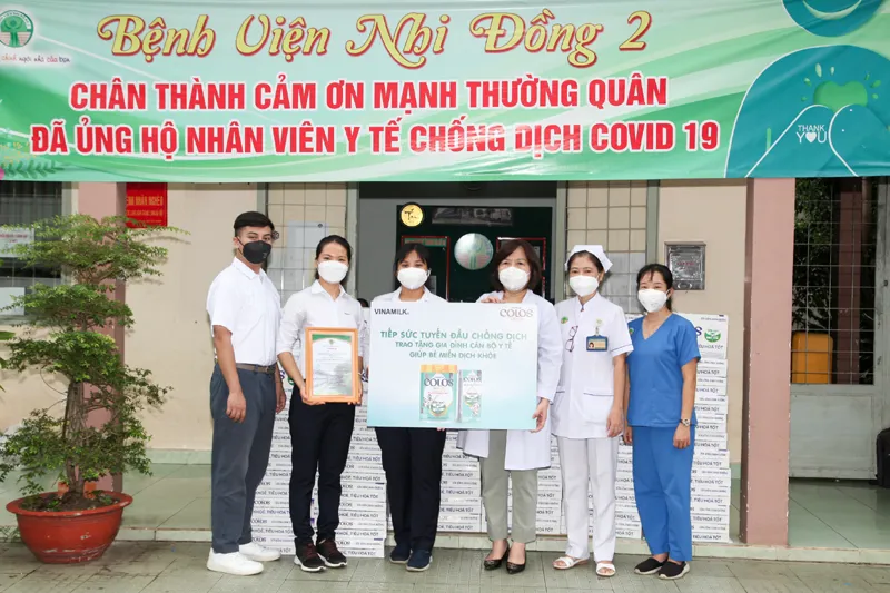 Vinamilk ColosGold đồng hành chăm sóc dinh dưỡng cho con em y bác sĩ tuyến đầu