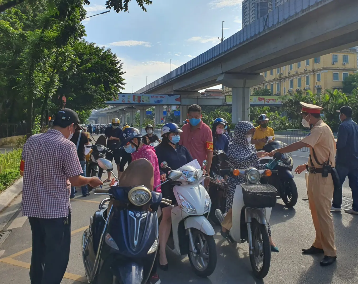 Sau 3 giờ, 6 tổ công tác kiểm soát 2.000 trường hợp, xử phạt nhiều người vi phạm giãn cách xã hội