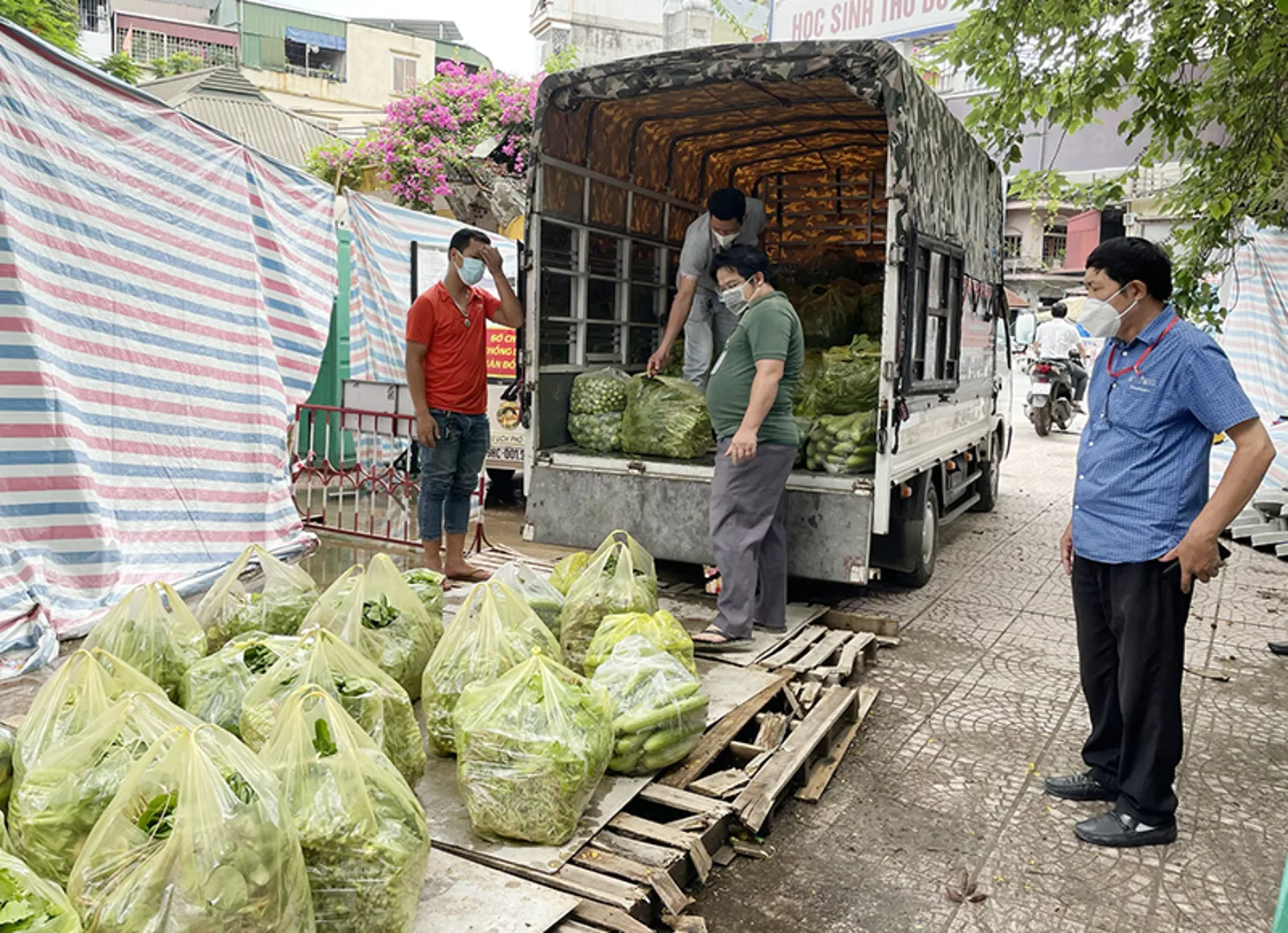 Quận Đống Đa: Nhiều hoạt động “chia sẻ yêu thương” tới người dân tại 2 phường đang bị phong toả