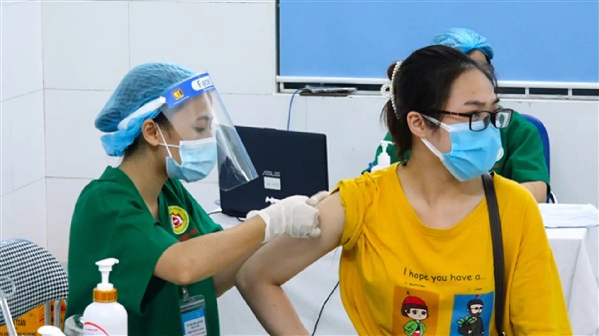 Hơn 30 y, bác sỹ tỉnh Bắc Ninh hỗ trợ huyện Gia Lâm lấy mẫu và tiêm vaccine phòng Covid-19 ngay trong đêm