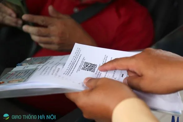 Cảnh sát giao thông triển khai kiểm soát người dân bằng phần mềm quản lý di biến động người ra vào vùng dịch