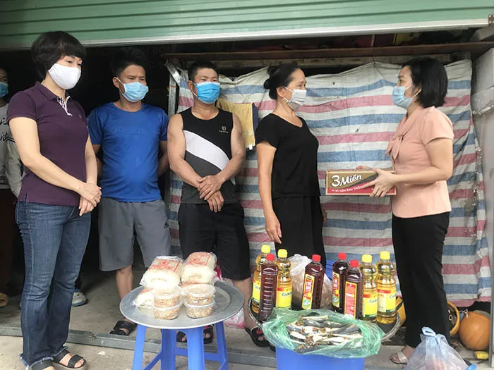  Đại diện lãnh đạo quận Hà Đông trao hỗ trợ lương thực thực phẩm thiết yếu cho các lao động tự do ngoại tỉnh làm nghề xây dựng đang ở trọ trên địa bàn phường Yên Nghĩa. Ảnh Trần Oanh