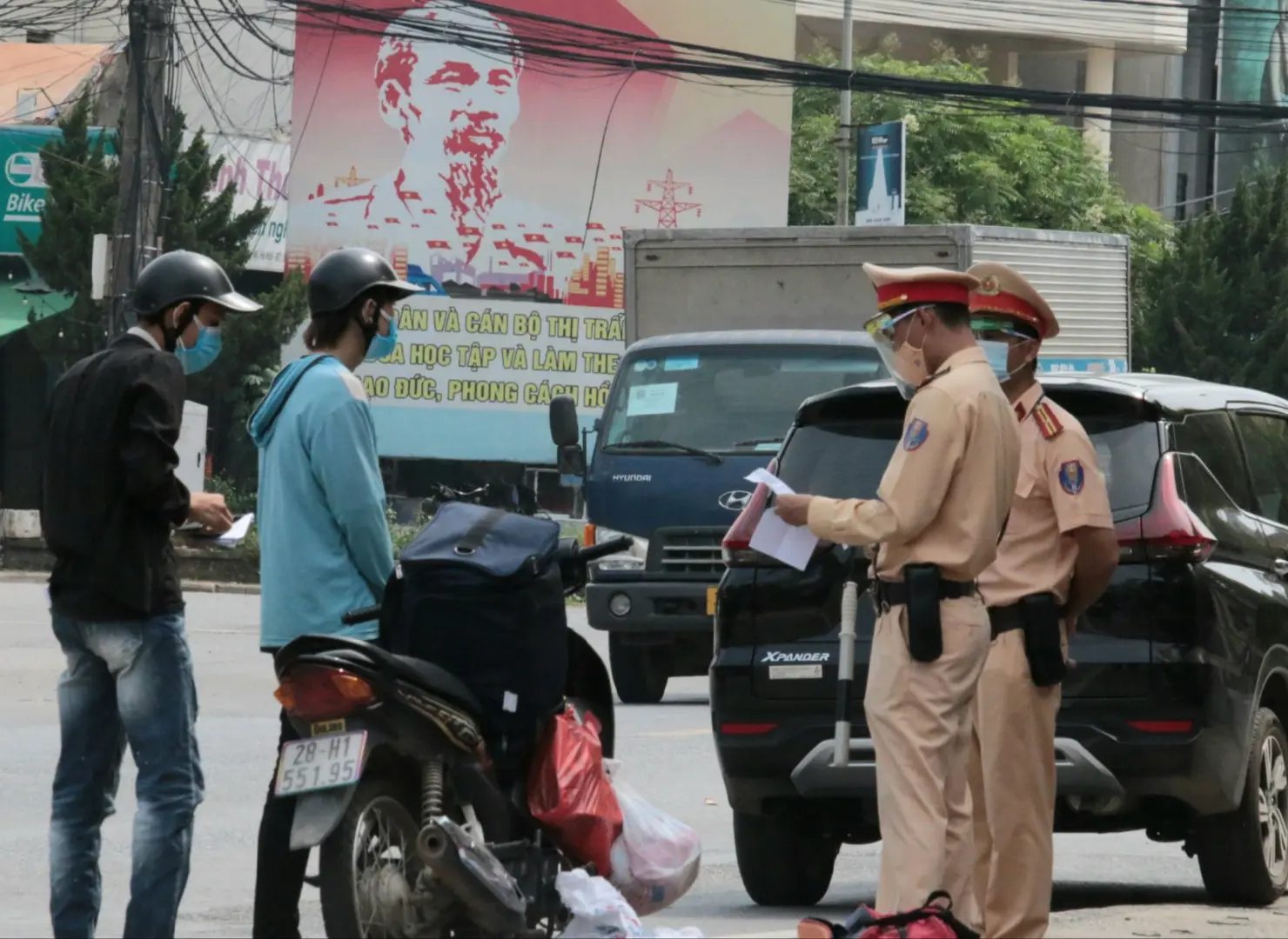 Hà Nội: Xử lý hơn 800 trường hợp vi phạm phòng chống dịch, khống chế thanh niên 9X chống đối