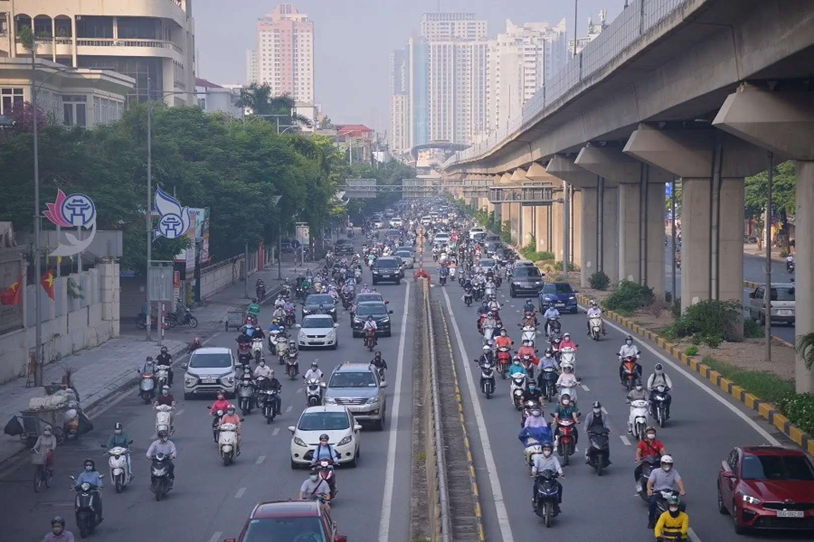 Giao thông Hà Nội nhộn nhịp trong ngày đầu nới lỏng giãn cách