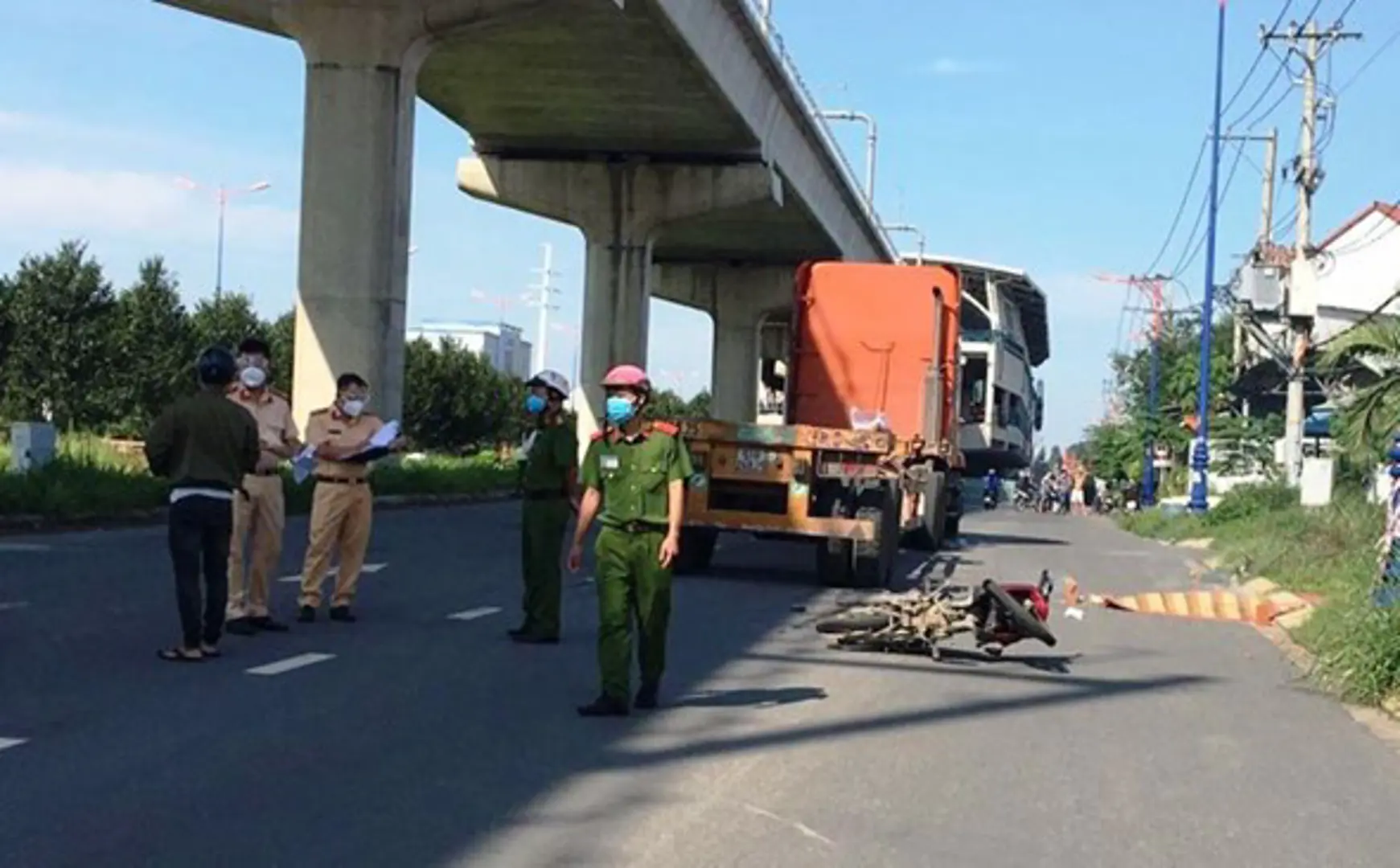 Tai nạn giao thông mới nhất hôm nay (18/8): Băng qua đường thiếu quan sát bị xe tải tông tử vong