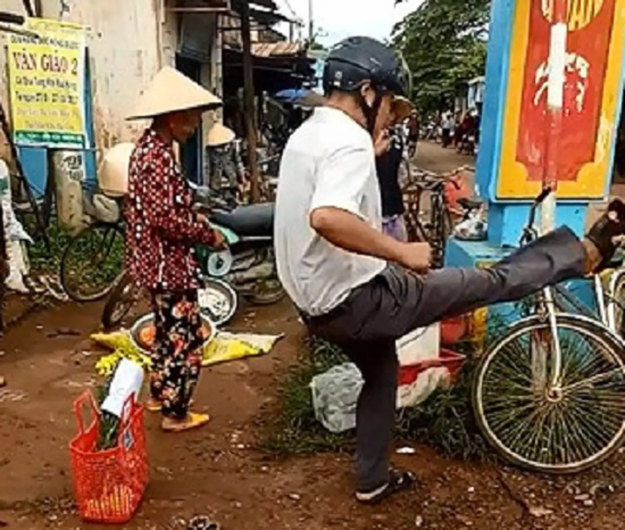 Trưởng công an xã đá bay thau cá của người dân xin lỗi công khai