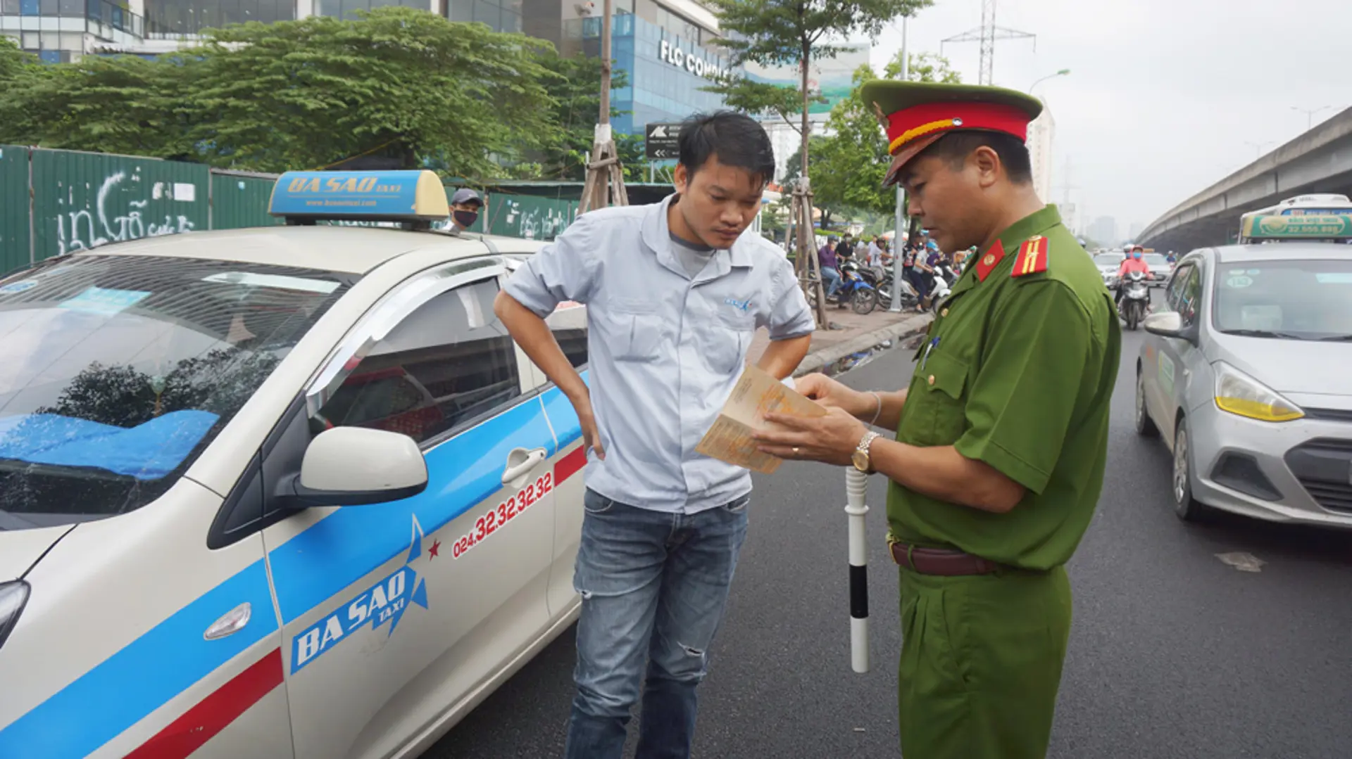 Xử lý taxi dừng, đỗ đón trả khách sai quy định tại Bến xe Mỹ Đình: Phạt nặng mới tạo sức răn đe