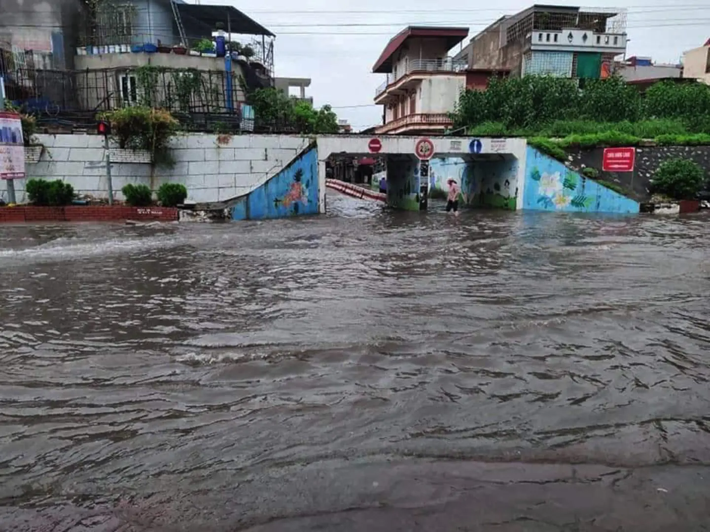 Hải Phòng: Mưa lớn khiến nhiều tuyến đường ngập lụt