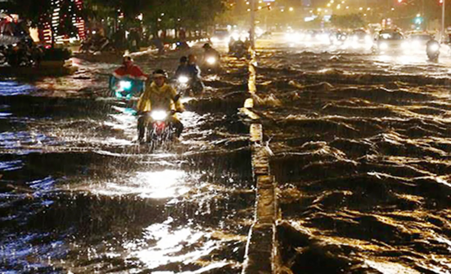 TP Hồ Chí Minh: Đường ngập sâu trong mưa lớn, nhiều người ngã nhào