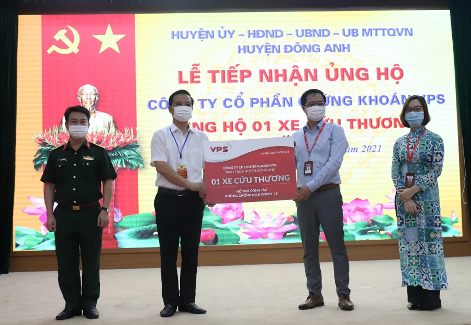 Huyện Đông Anh tiếp nhận ủng hộ xe cứu thương vận chuyển bệnh nhân Covid-19