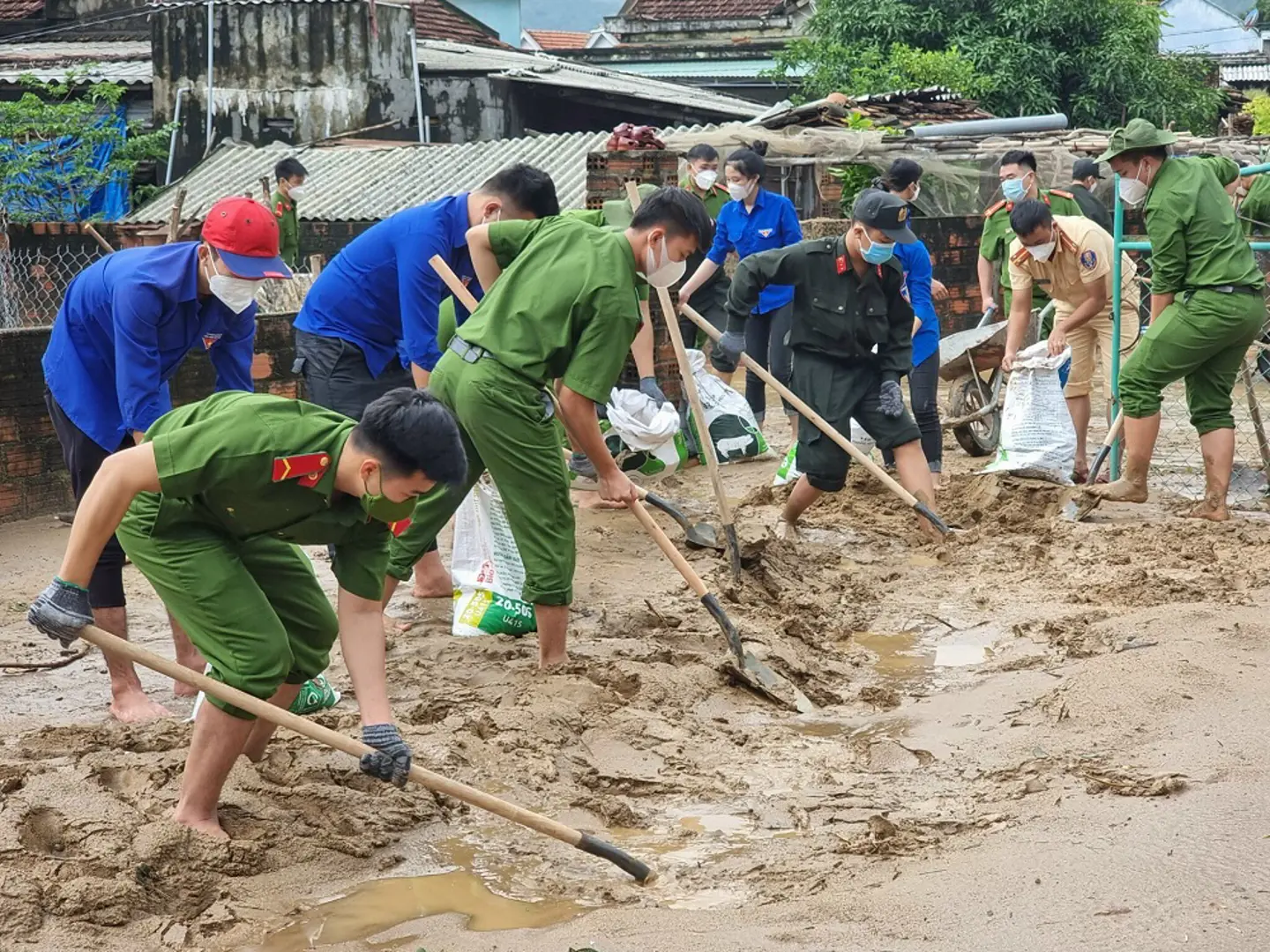 Bình Định: Nỗ lực giúp dân khắc phục hậu quả sạt lở núi Cấm