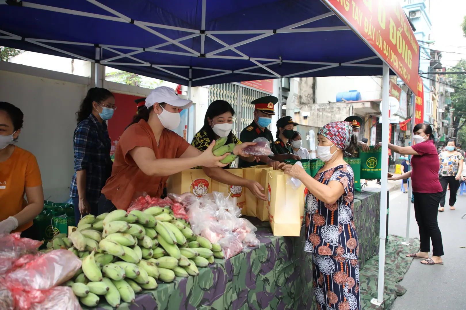 Hà Nội: "Chợ 0 đồng" ấm lòng người lao động