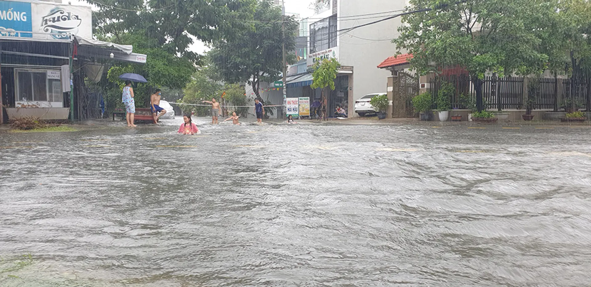 Khẩn trương khắc phục hậu quả bão số 5 và chủ động ứng phó mưa lũ