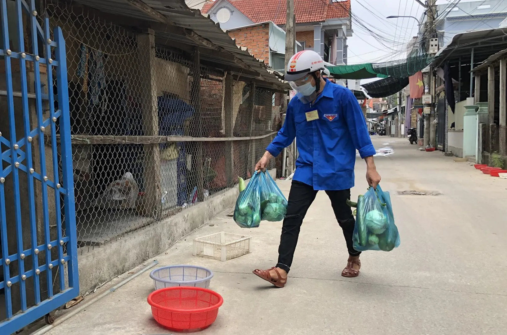 Chuyện những chiếc rổ đặt trước nhà trong vùng phong tỏa Covid-19