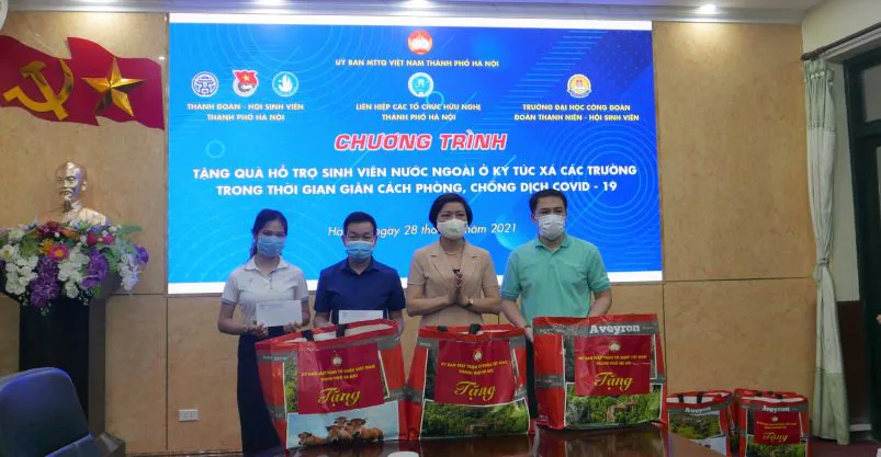 Hà Nội: Trao 230 phần quà hỗ trợ sinh viên nước ngoài gặp khó khăn do đại dịch