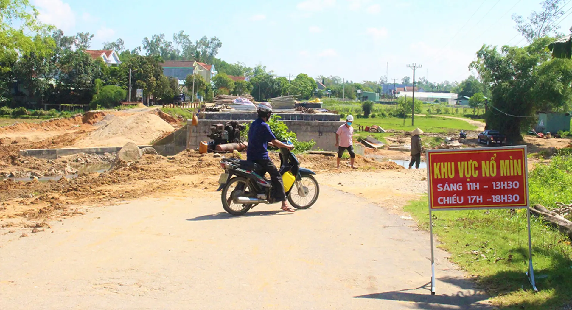 Quảng Nam: Người dân đi đường vòng 5km vì cầu thi công dang dở