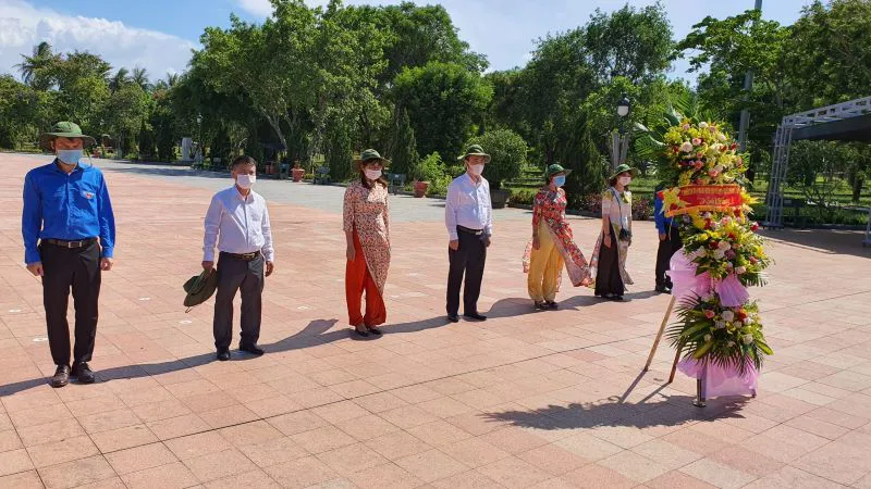 Đoàn đại biểu TP Hà Nội thăm viếng nghĩa trang liệt sĩ ở Quảng Trị, Hà Giang, Điện Biên