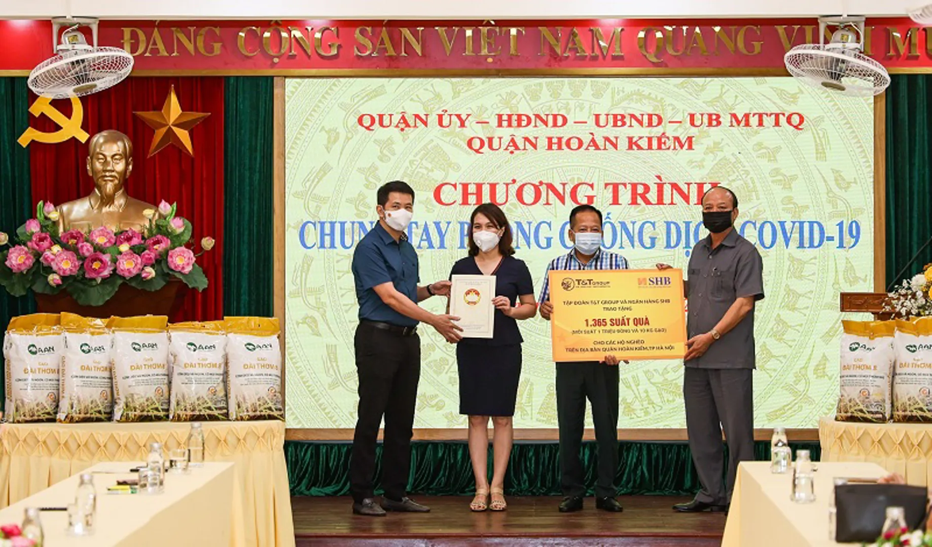 Quận Hoàn Kiếm tiếp nhận gần 4 tỷ đồng ủng hộ chương trình Chung tay phòng chống dịch Covid-19