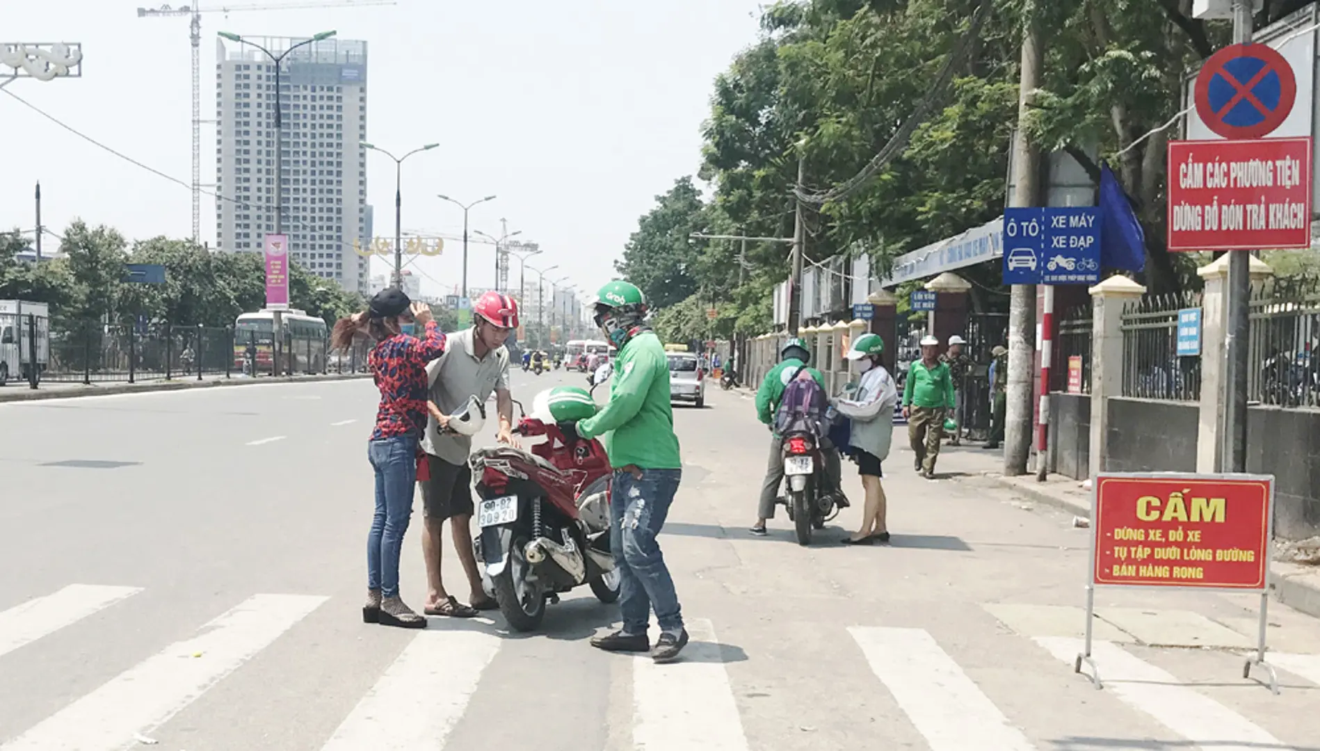 Xe ôm truyền thống “nhái” Grabbike để mưu sinh