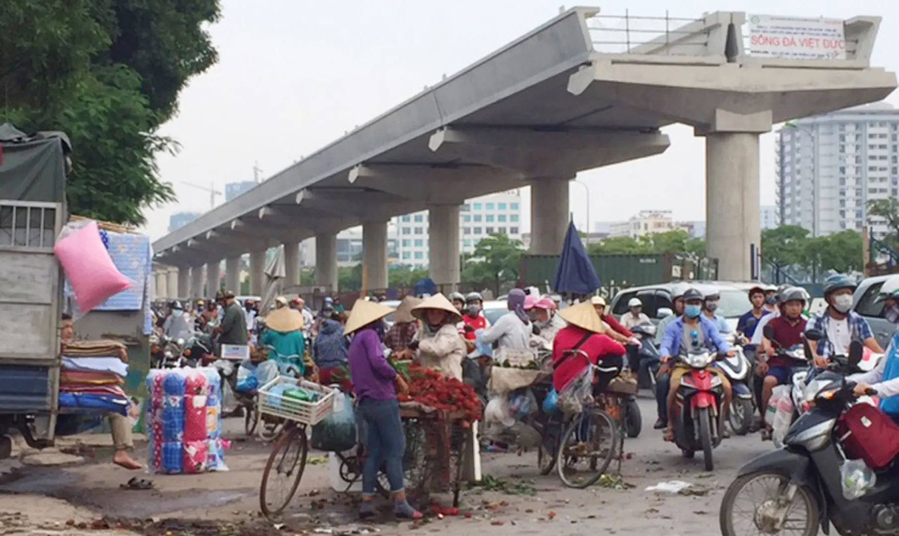 Hàng rong lấn chiếm đường Hồ Tùng Mậu