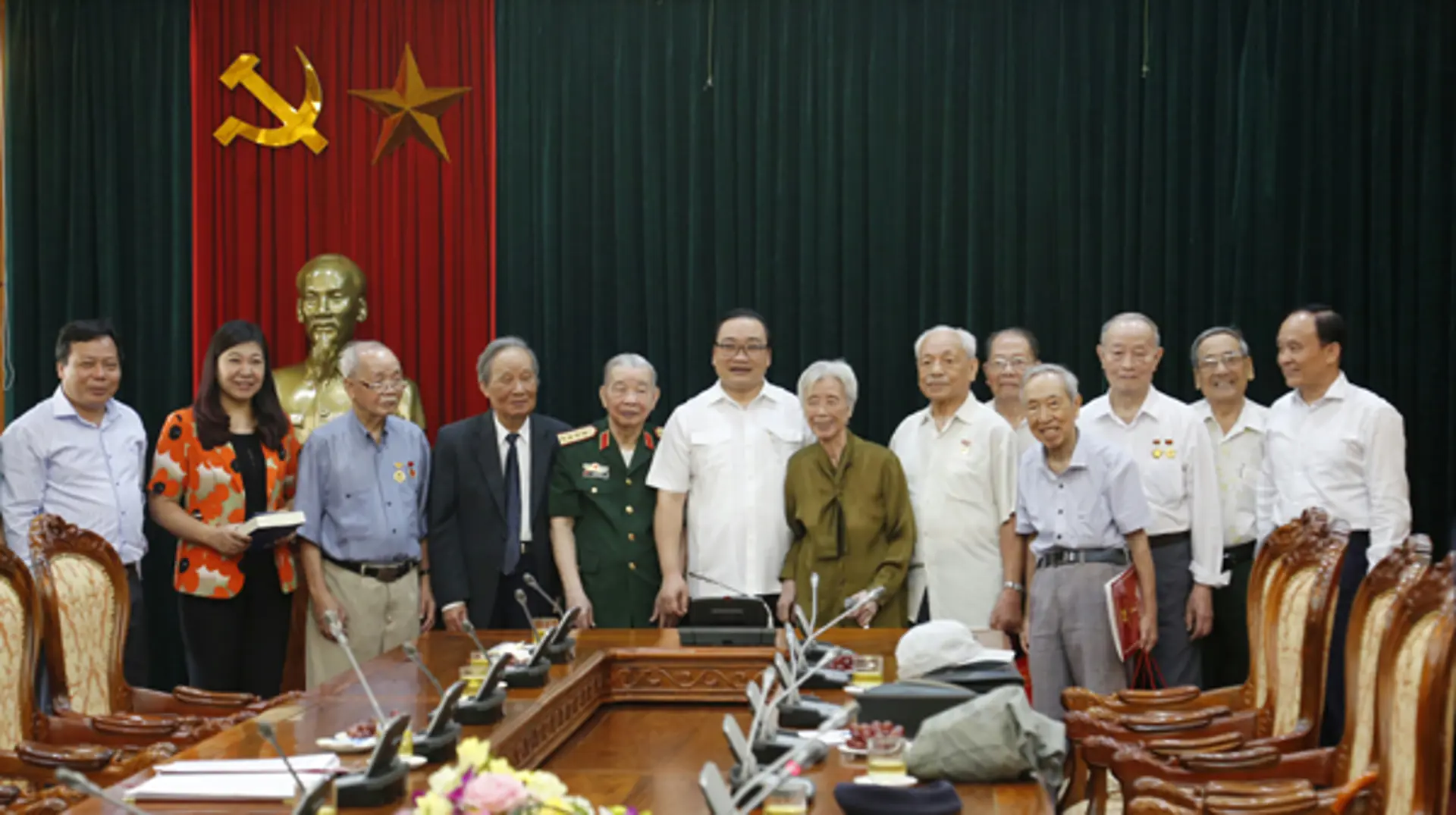 Bí thư Hoàng Trung Hải gặp mặt Ban liên lạc các chiến sĩ Việt Minh thành Hoàng Diệu